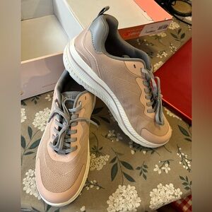 Easy Spirit Pollie2 Light Pink Sneakers. NIB Size 10 Medium.